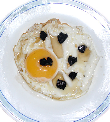 Huevos fritos con ajo negro