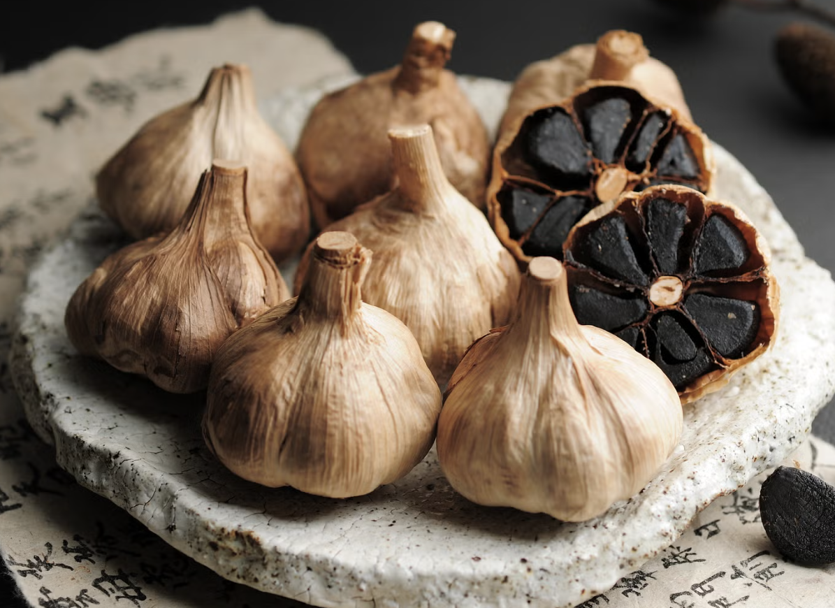 Ajo negro ecológico a granel desde 0.5 kg: calidad gourmet y producción sostenible en Finca Arcadia